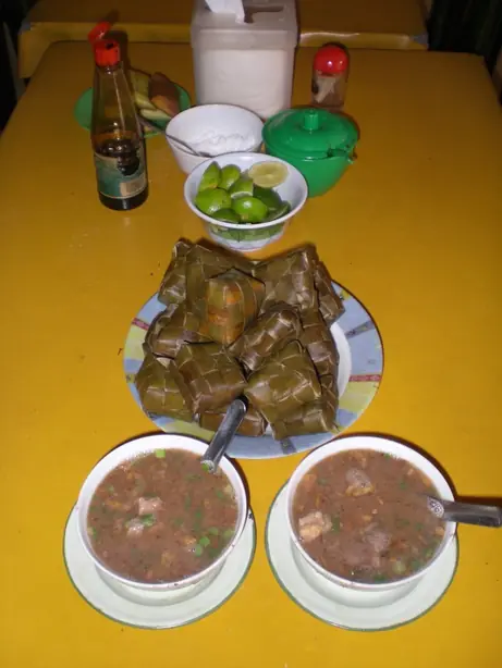 Foto von Indonesische Coto Makassar Suppe – fertig angerichtet
