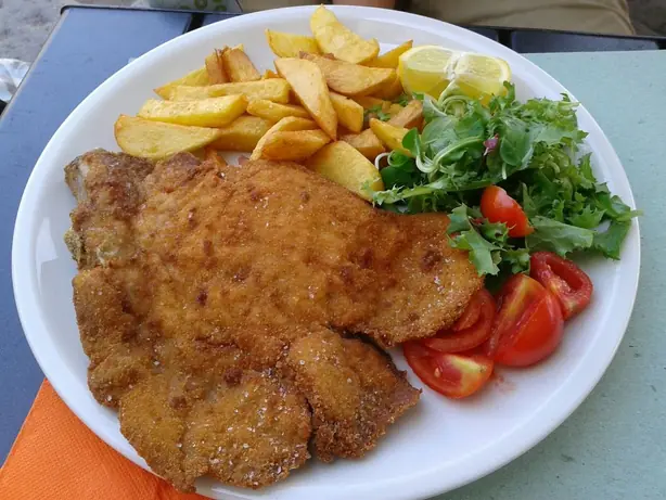 Foto von Klassisches Cotoletta alla Milanese – fertig angerichtet