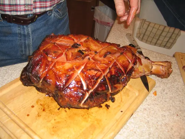 Foto von Gebackener Südstaaten Country Ham – fertig angerichtet