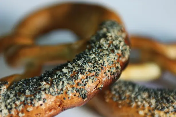 Foto von Rumänische Covrigi Brezeln – fertig angerichtet