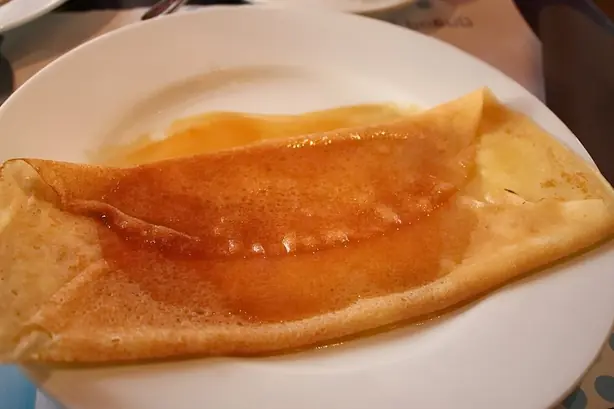 Foto von Französische Crêpe Suzette klassisch – fertig angerichtet