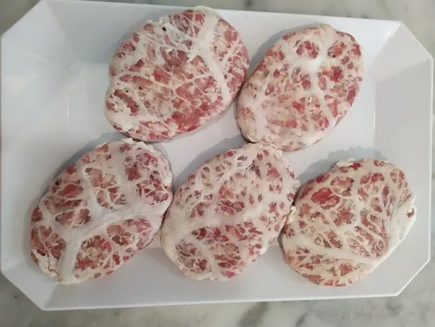 Foto von Französische Crépinette klassisch – fertig angerichtet