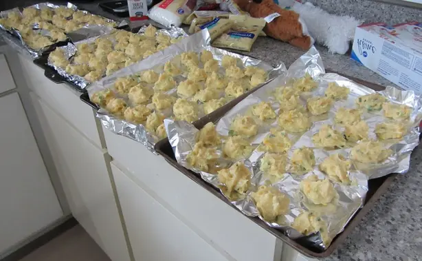 Foto von Amerikanische Crab Puffs klassisch – fertig angerichtet