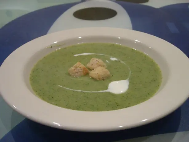 Foto von Klassische Brokkolicremesuppe – fertig angerichtet