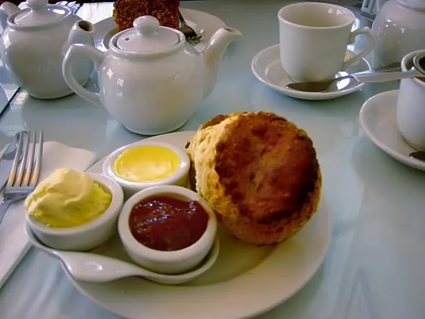 Foto von Englische Clotted Cream hausgemacht – fertig angerichtet