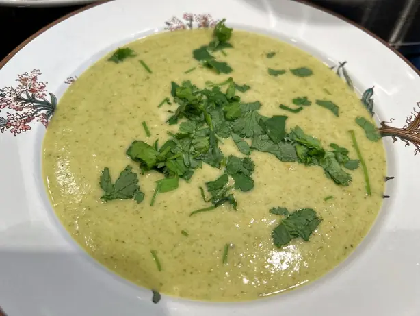 Foto von Brokkoli-Sahnesuppe – fertig angerichtet