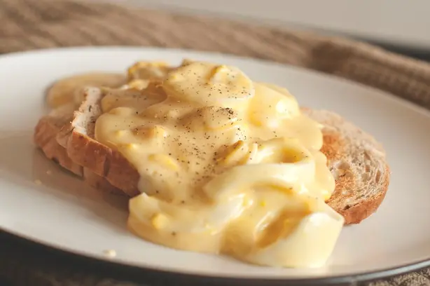 Foto von Amerikanische Creamed Eggs auf Toast – fertig angerichtet