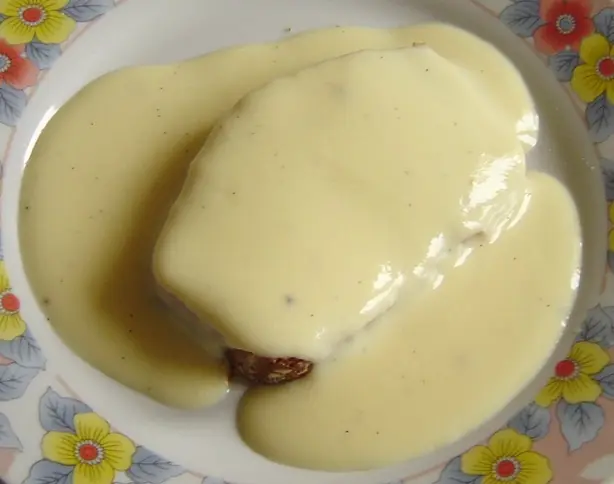 Foto von Französische Crème anglaise klassisch – fertig angerichtet