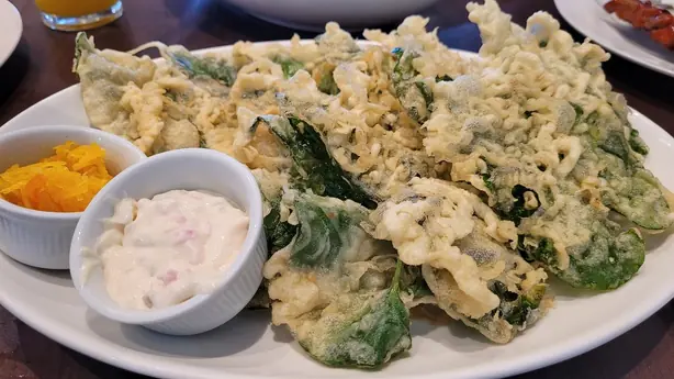 Foto von Filipino Crispy Kangkong Chips – fertig angerichtet