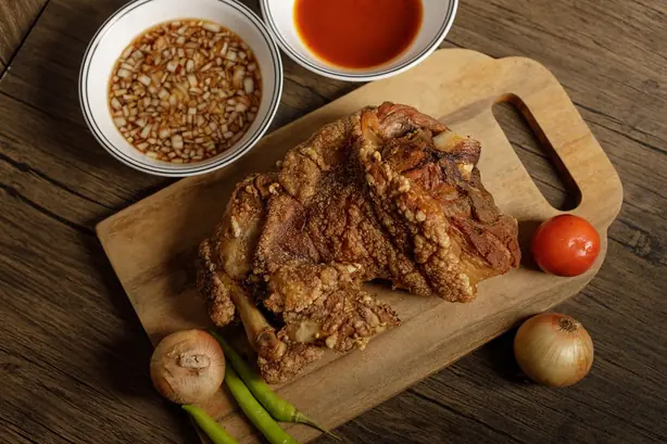 Foto von Filipinisches Crispy Pata klassisch – fertig angerichtet