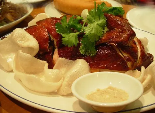 Foto von Kantonesisches Knuspriges Hähnchen – fertig angerichtet