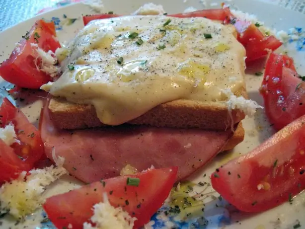 Foto von Französischer Croque Monsieur – fertig angerichtet