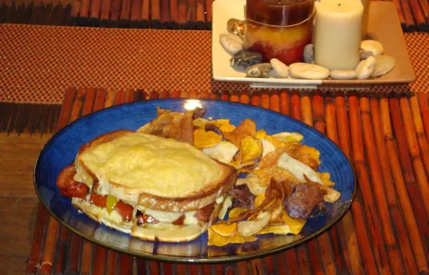 Foto von Französischer Croque Monsieur Klassisch – fertig angerichtet