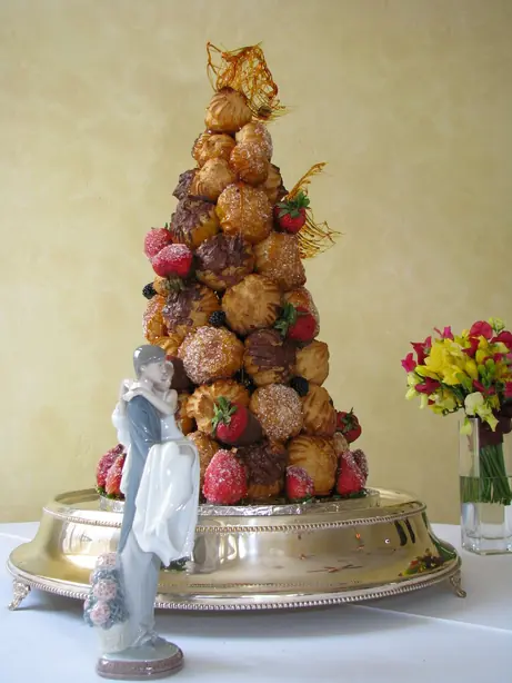 Foto von Französischer Croquembouche Klassisch – fertig angerichtet