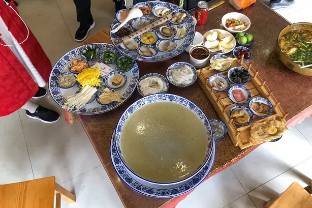 Foto von Yunnan Crossing-the-Bridge Nudelsuppe – fertig angerichtet