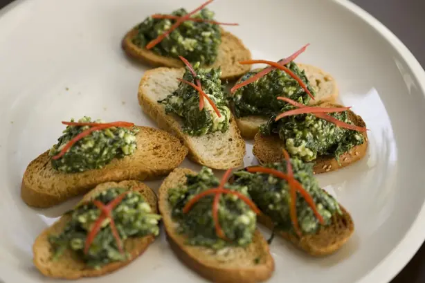 Foto von Italienische Crostini mit Tomaten – fertig angerichtet