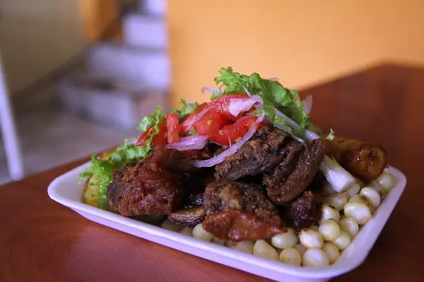 Foto von Ecuadorianische Fritada de Chancho – fertig angerichtet