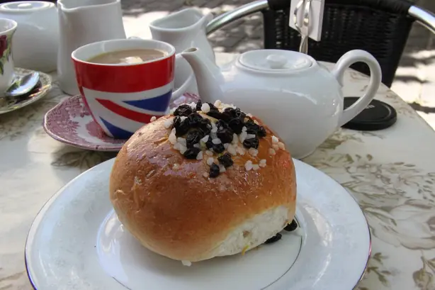 Foto von Britische Bath Buns mit Kristallzucker – fertig angerichtet