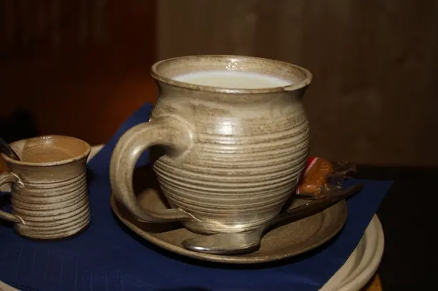 Foto von Türkisches Sahlep Wintergetränk – fertig angerichtet