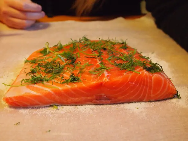 Foto von Klassischer Skandinavischer Graved Lachs – fertig angerichtet