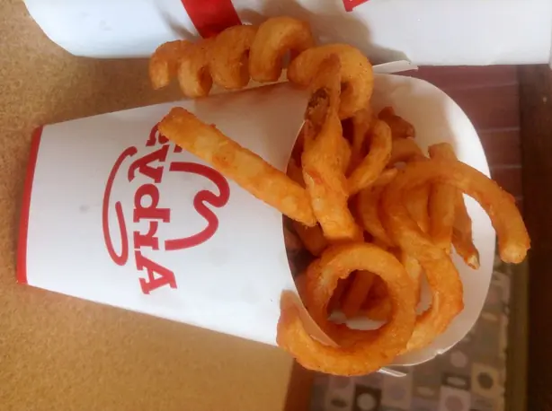Foto von Klassische Amerikanische Curly Fries – fertig angerichtet