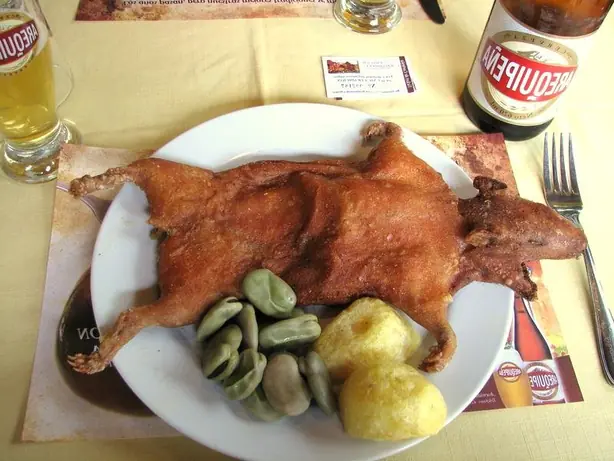 Foto von Peruanisches Cuy Chactado klassisch – fertig angerichtet