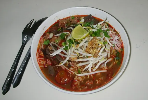 Foto von Gebratene Mungbohnensprossen Chinesische Art – fertig angerichtet