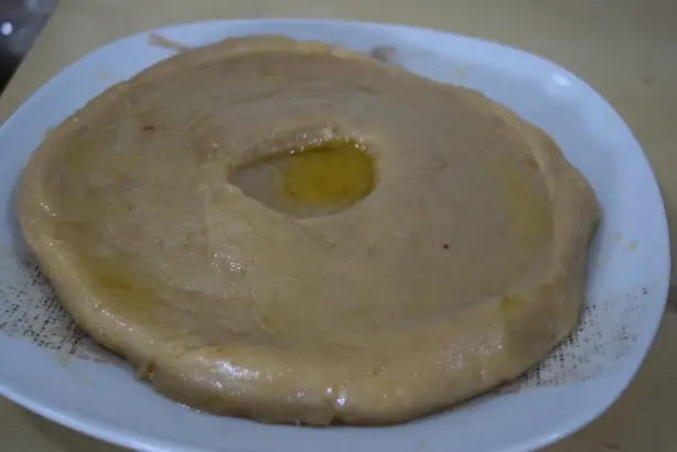 Foto von Arabische Asida mit Honig und Butter – fertig angerichtet