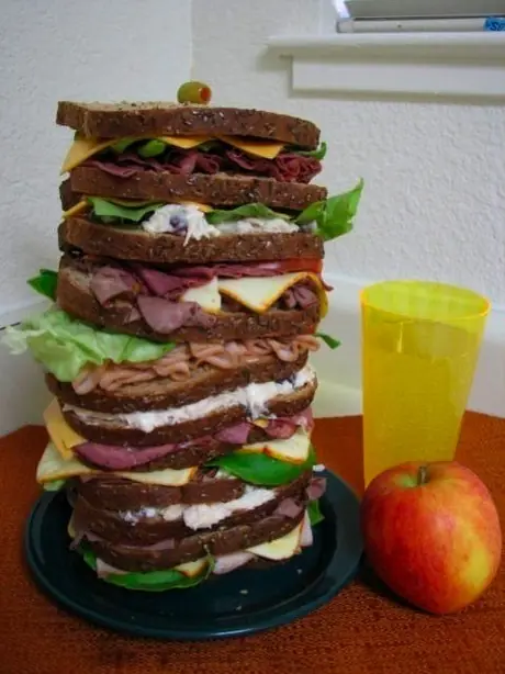 Foto von Original Amerikanisches Dagwood Sandwich – fertig angerichtet