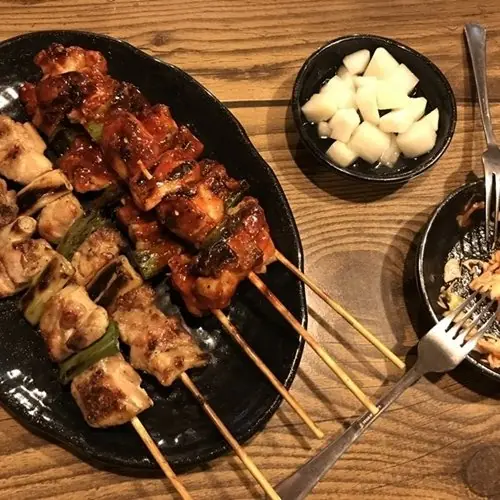 Foto von Koreanische Dak-kkochi Spieße – fertig angerichtet