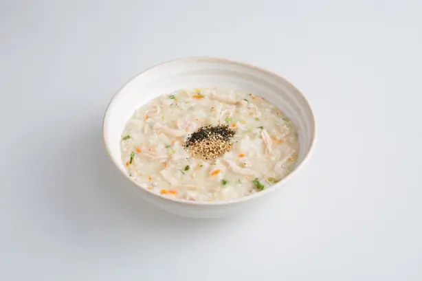 Foto von Klassisches Koreanisches Dakjuk – fertig angerichtet