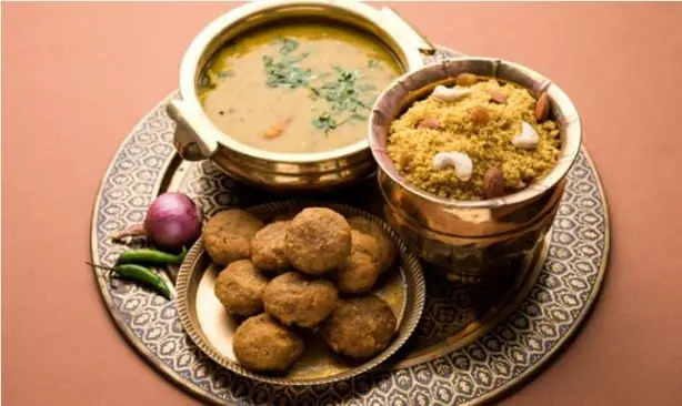 Foto von Klassisches Rajasthani Churma – fertig angerichtet