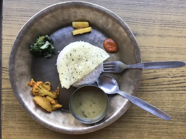 Foto von Klassisches Nepalesisches Dal Bhat – fertig angerichtet