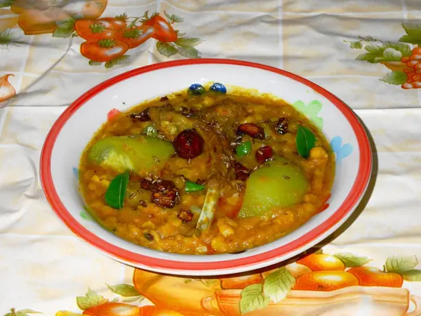 Foto von Hyderabadi Dalcha mit Lamm – fertig angerichtet