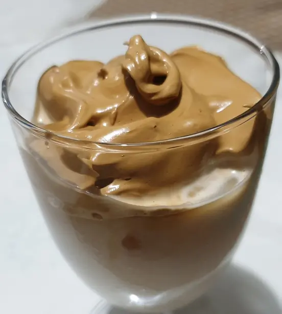 Foto von Koreanischer Dalgona Coffee Schaumkaffee – fertig angerichtet