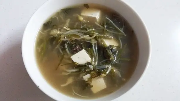 Foto von Koreanische Doenjang-guk mit Kohl – fertig angerichtet