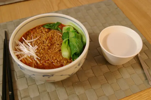 Foto von Klassische Dan Dan Nudeln Sichuan-Art – fertig angerichtet