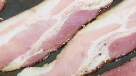 Foto von Französisches Baconique-Mahl – fertig angerichtet