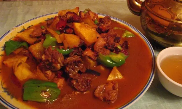 Foto von Klassisches Xinjiang Dapanji – fertig angerichtet