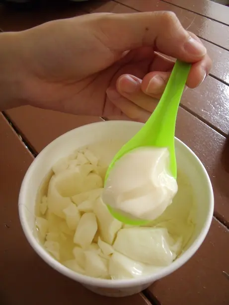 Foto von Chinesischer Tofu-Pudding Douhua – fertig angerichtet