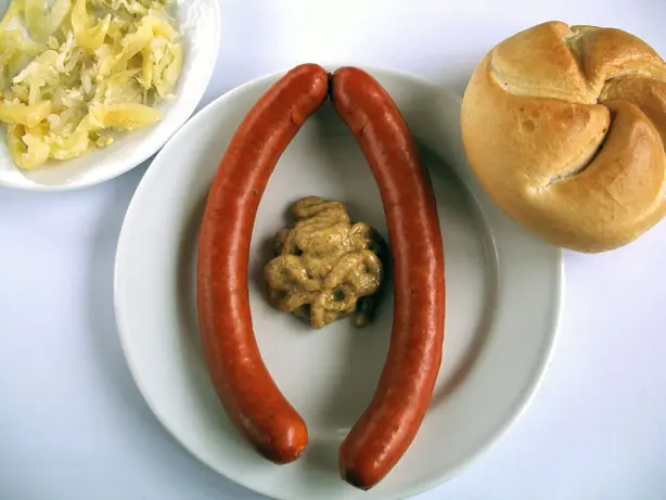 Foto von Klassische Gebratene Debrecener (2) – fertig angerichtet