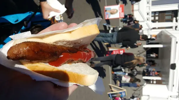 Foto von Australische Democracy Sausage – fertig angerichtet