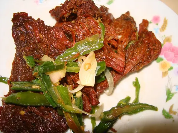 Foto von Indonesisches Dendeng Balado – fertig angerichtet