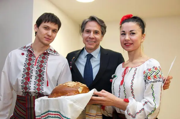Deputy Secretary Blinken is Welcomed to the Embassy Chisinau Community With Bread, Salt, and a Martisor (16085689683) – Foto: U.S. Department of State from  (PUBLIC DOMAIN)