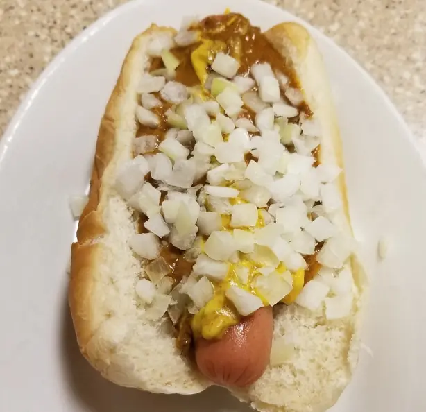 Foto von Michigan Coney Island Hot Dog – fertig angerichtet