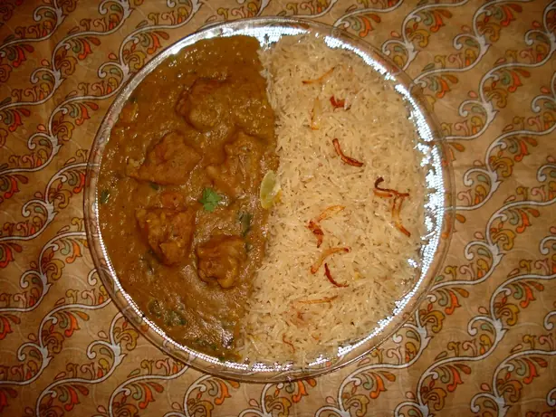 Foto von Klassisches Parsi Hähnchen-Dhansak – fertig angerichtet