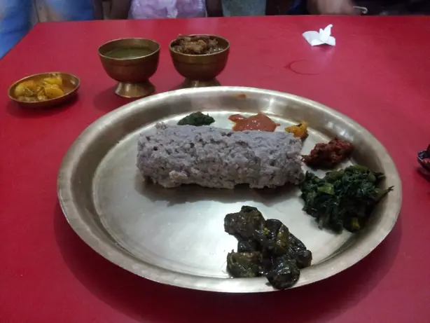 Foto von Traditioneller Nepalesischer Dhindo – fertig angerichtet