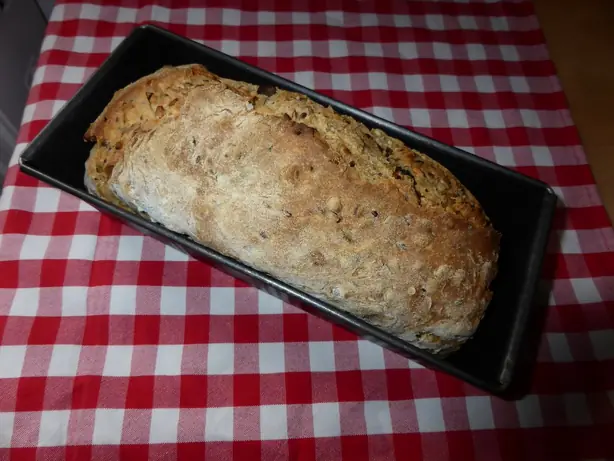 Foto von Dinkelbrot mit Kernen – fertig angerichtet