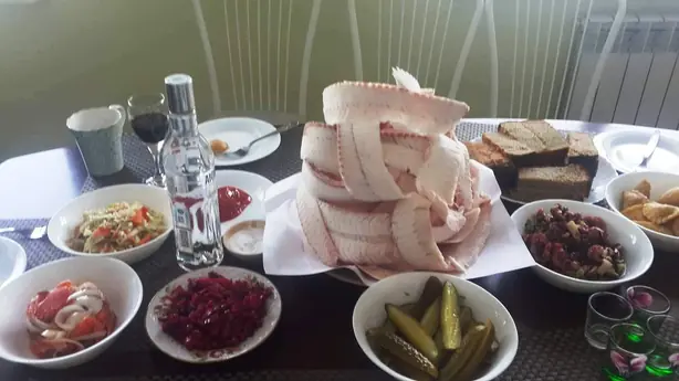 Foto von Klassische Sibirische Stroganina – fertig angerichtet