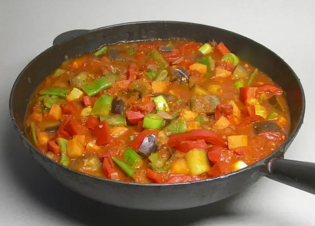 Foto von Klassischer Balkan Djuvec mit Fleisch – fertig angerichtet